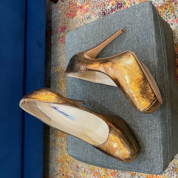 Brian Atwood Maniac Gold Pumps - Picture 2 of 5